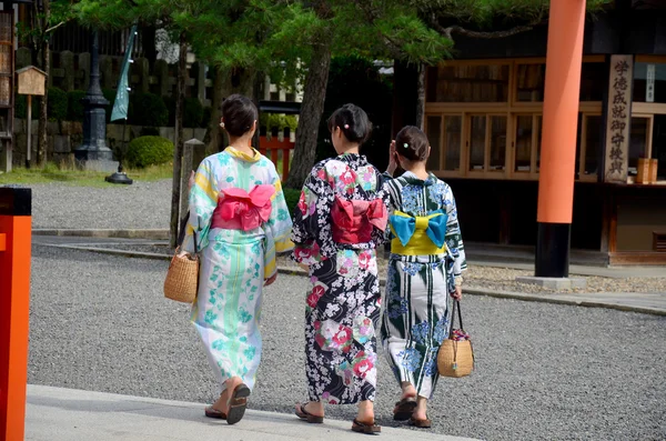 Japanese people wear traditional Japanese clothing — Stock Photo, Image