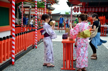 Japonca insanlar tutun ve servet sopa Fushimi Inari, sallayarak