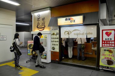 Taylandlı kadın ramen Vending Machine satın alma