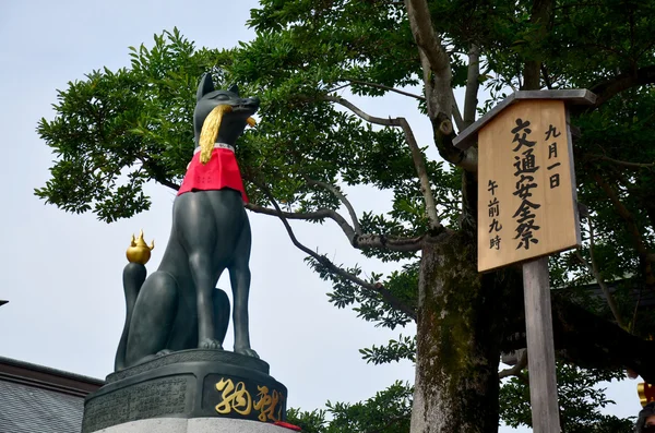 在伏见 Inari 寺狐或狐狸雕像 — 图库照片