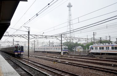 Wakayama tren istasyonunda yağmur süre durdurma trenler