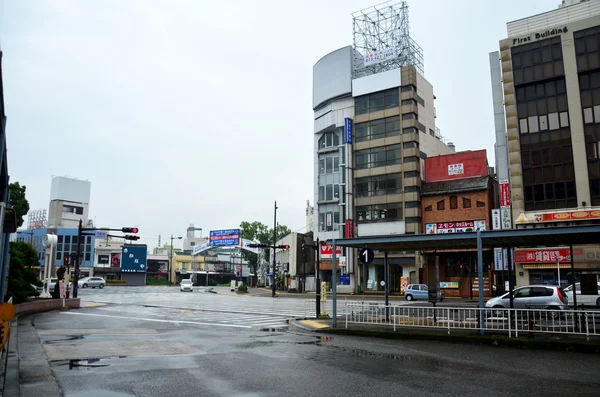 Verkehrsstraße und Bushaltestelle vor der Wakayama-Eisenbahnstatik — Stockfoto