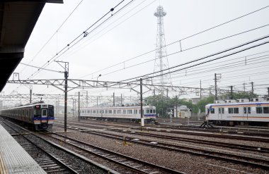 Wakayama tren istasyonunda yağmur süre durdurma trenler