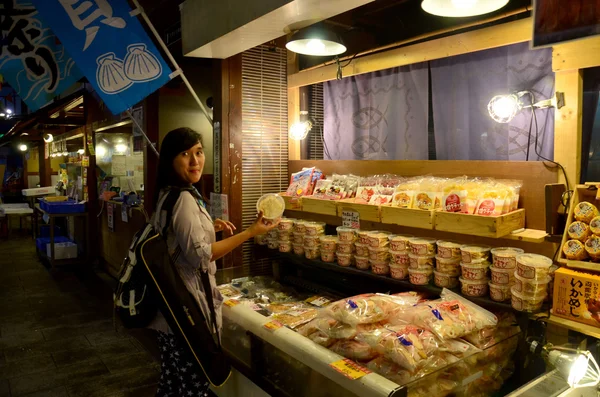 Mujer tailandesa comprando comida tradicional japonesa — Foto de Stock