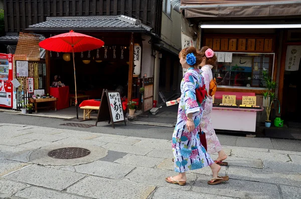 Japanska människor bär traditionella japanska kläder — Stockfoto