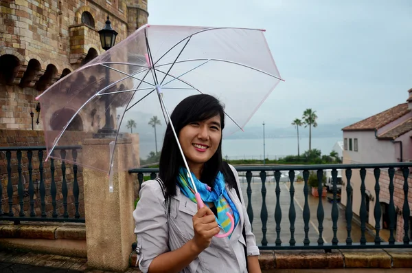 Tailandês mulher retrato segurando guarda-chuva enquanto chove em Wakayama M — Fotografia de Stock