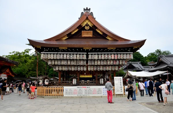 La gente viaja en el santuario de Yasaka o el santuario de Gion — Foto de Stock