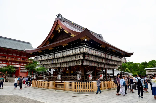 Mensen reizen op Miasa heiligdom of Gion Shrine — Stockfoto