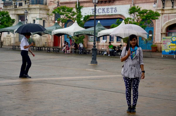 Portrait de femme thaïlandaise tenant un parapluie pendant la pluie à Wakayama M — Photo