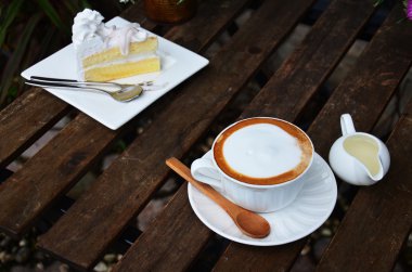 Sıcak kahve ve Hindistan cevizli kek