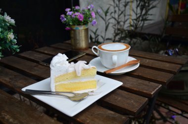 Sıcak kahve ve Hindistan cevizli kek