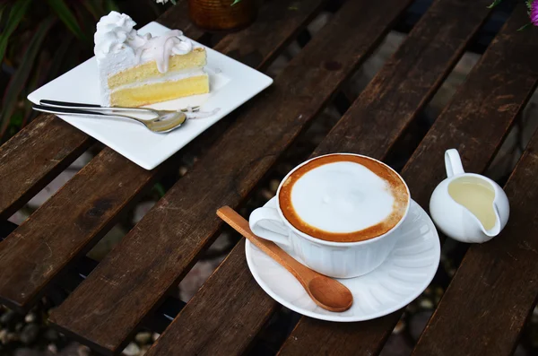 Sıcak kahve ve Hindistan cevizli kek