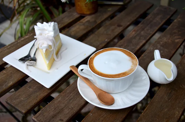Caffè caldo e torta di cocco — Foto Stock