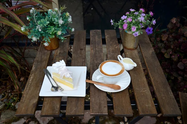 Café caliente y pastel de coco —  Fotos de Stock