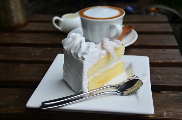 Café quente e bolo de coco — Fotografia de Stock