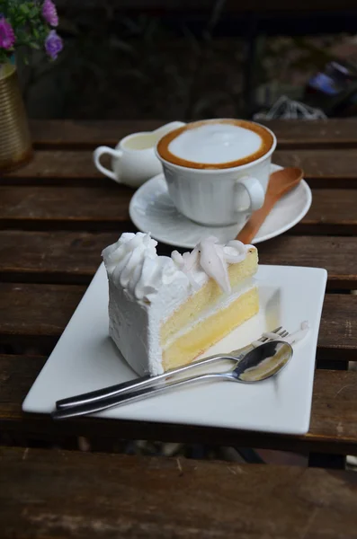 Café chaud et gâteau à la noix de coco — Photo