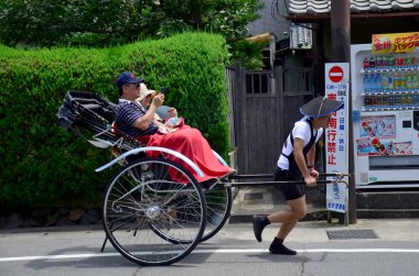 Gezgin arashiyama şehir etrafında tur için Çekçek kullanın 