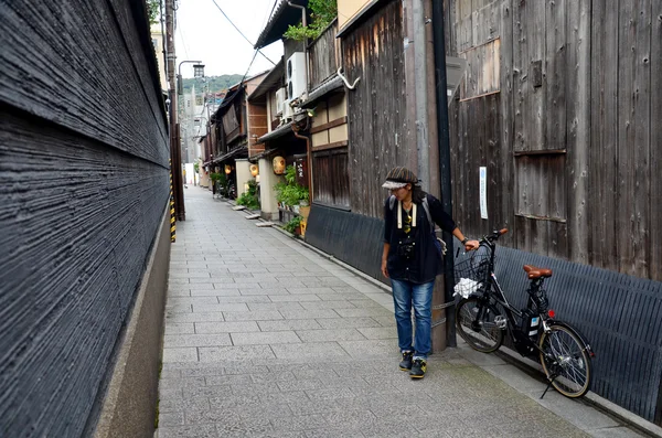 Voyageurs et Japonais vont dans les quartiers les plus populaires de Gion — Photo