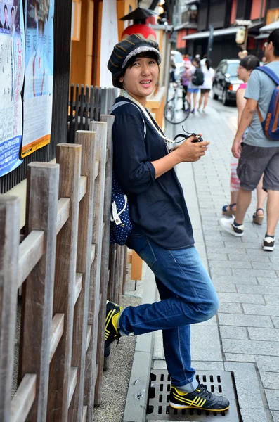 Resenären och japanska folket gå till mest populära området för Gion — Stockfoto