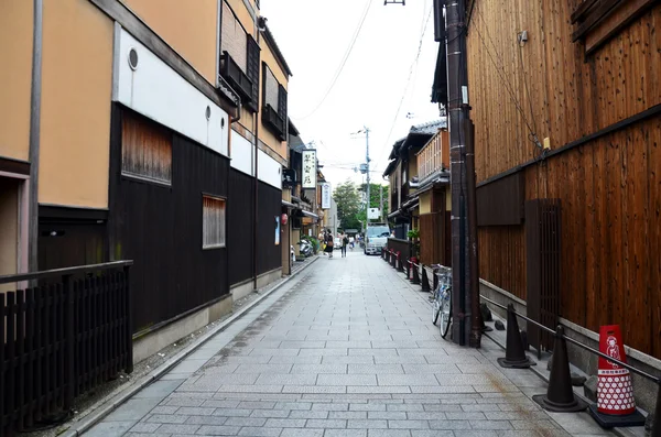 Viaggiatori e giapponesi vanno nella zona più popolare di Gion — Foto Stock