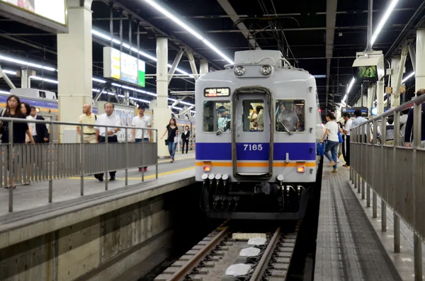 Fermata ferroviaria alla stazione di Namba in attesa di passeggero per andare a Kansai — Foto Stock