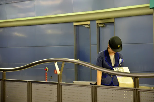 Bahnhofsmeisterzug der Schnellbahn bei der Arbeit im Bahnhof Namba — Stockfoto