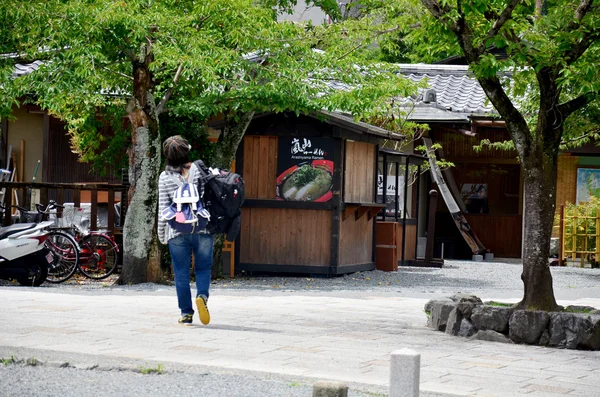 Kadın Tay Seyahat ve arashiyama yürüyüş — Stok fotoğraf