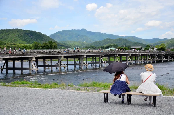 Japanse vrouwen zitten en op zoek weergave van Togetsukyo brug en Oi — Stockfoto