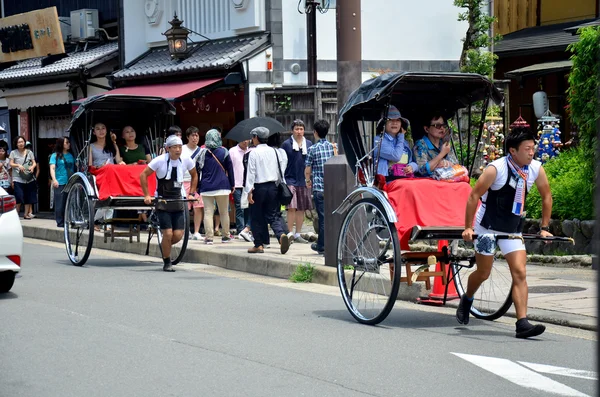 Reisende nutzen Rikscha für Rundfahrt durch Araschiyama-Stadt — Stockfoto