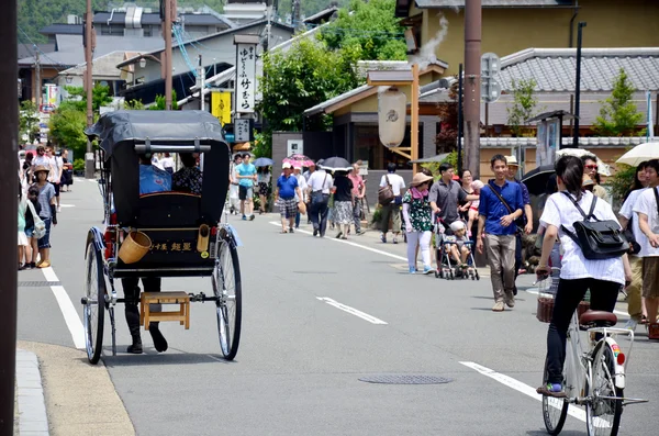 Reisende nutzen Rikscha für Rundfahrt durch Araschiyama-Stadt — Stockfoto