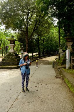Haritaya yol girişinde Kasuga Tapınak için Gezgin
