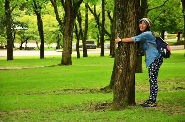 Mulheres tailandesas amam e abraçam árvore — Fotografia de Stock