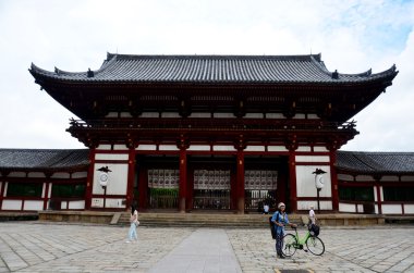 Gezgin Todai-ji Tapınağı'nda yürüyüş