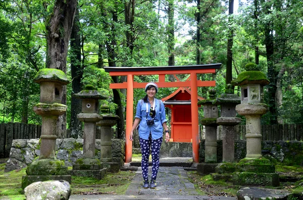 Thaise vrouwen met kleine heiligdom op weg gaan naar Kasuga Shrine — Stockfoto