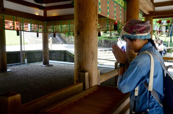 Thailändska kvinnor ber och donation på Kasuga Shrine — Stockfoto