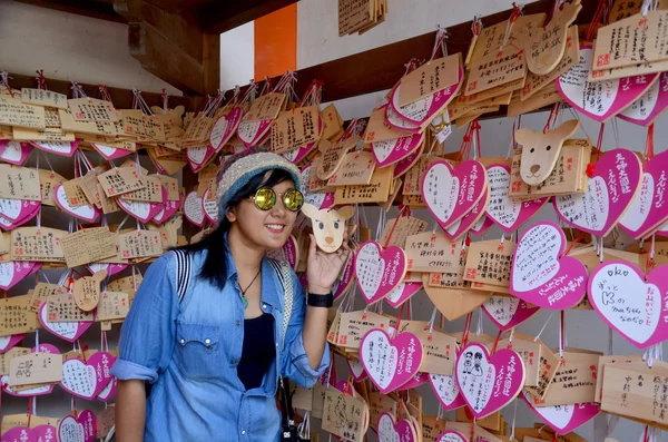 Mulher tailandesa com madeira tag frente do Santuário Kasuga — Fotografia de Stock