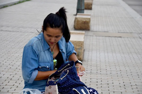 Mulher tailandesa sentada em Kobe Harborland — Fotografia de Stock