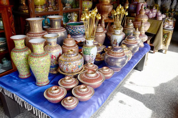 Artesanía Benjarong es tradicional tailandés cinco colores básicos estilo pote —  Fotos de Stock