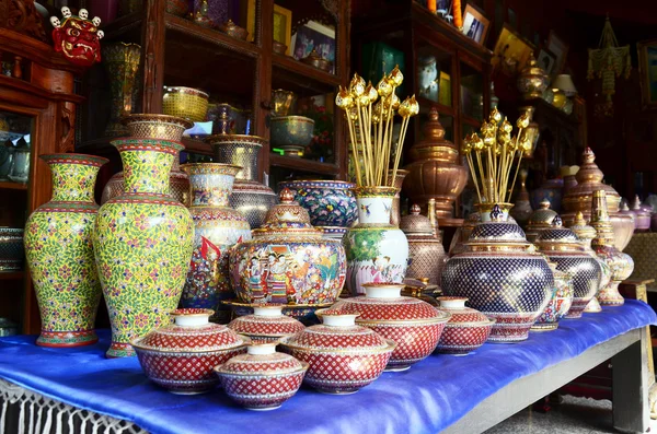 Artesanía Benjarong es tradicional tailandés cinco colores básicos estilo pote —  Fotos de Stock