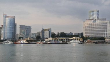 Manzara Lujiang nehri ve Xiamen şehri Gulangyu Adası Pianos şehrinden Çinli insanlar için 17 Ekim 2025 'te Fujian, Çin' de renkli aydınlatma gecesinde seyahat eder.