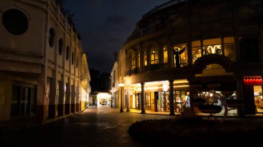 Gulangyu Adası 'ndaki antika eski binalar ve klasik retro evler veya Çinliler için Pianos Kasabası 17 Ekim 2025' te Çin 'in Fujian şehrinde Xiamen' de gece gezisi ve alışveriş yapan insanlar için.