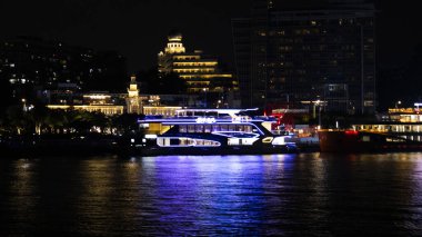 Manzara Lujiang nehri ve Xiamen şehri Gulangyu Adası Pianos şehrinden Çinli insanlar için 17 Ekim 2025 'te Fujian, Çin' de renkli aydınlatma gecesinde seyahat eder.