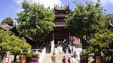 Çin halkı için antik Güney Putuo Tapınağı ya da antik mimari Nanputuo Tapınağı gezginleri 17 Ekim 2025 'te Çin' in Fujian şehrinde, Xiamen 'de kutsal tanrıya dua etmek üzere ziyaret eder.