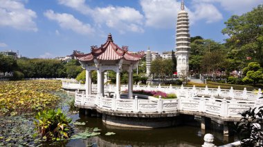 Çin halkı için antik Güney Putuo Tapınağı ya da antik mimari Nanputuo Tapınağı gezginleri 17 Ekim 2025 'te Çin' in Fujian şehrinde, Xiamen 'de kutsal tanrıya dua etmek üzere ziyaret eder.