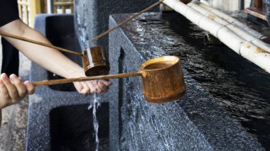 Çinliler için çamaşır taşı havzasında kutsal su gezginleri yıkanmadan önce Çin 'in Fujian kentindeki Xiamen' deki antik Nanputuo Tapınağı 'nda dua etmek için yıkanırlar.