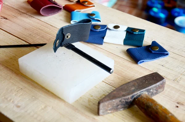 Herramientas de artesanía de cuero llavero hecho a mano y pequeño bolso — Foto de Stock