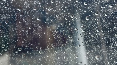 Cam plaka üzerinde yağmur damlası