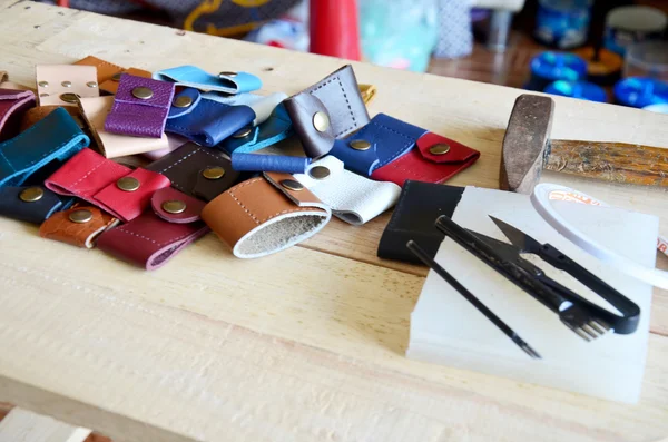 Herramientas de artesanía de cuero llavero hecho a mano y pequeño bolso — Foto de Stock