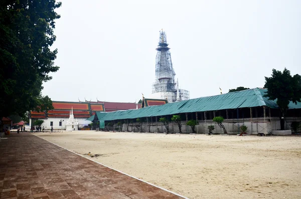 Відремонтувати Chedi Wat Phra Mahathat Woramahawihan — стокове фото