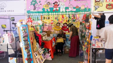 Xiamen moda haftası ve Zhongshan Caddesi 'ndeki yerel zanaat atölyesi fuarı Çinli insanlar için Yürüyüş Gezginleri için 17 Ekim 2025' te Fujian, Çin 'de el yapımı moda mağazalarını ziyaret ediyor.